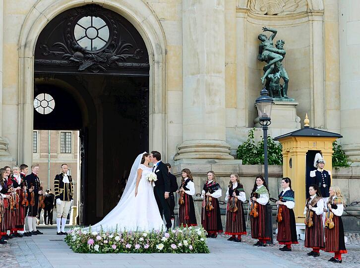 Die Braut im Spitzen-Kleid und der Bräutigam zu Tränen gerührt: Die schwedische Prinzessin Madeleine und der New Yorker Banker Chris O'Neill haben in Stockholm geheiratet. Die Bilder