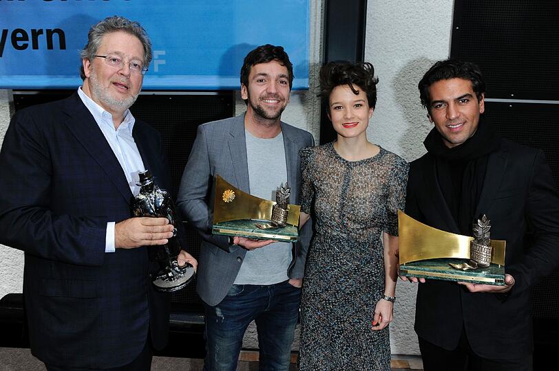 Der Schauspieler Elyas M'Barek mit seinen Kollegen und dem Preis "Goldene Leinwand mit Stern" für seinen Erfolg mit dem Film "Fack Ju Göhte".