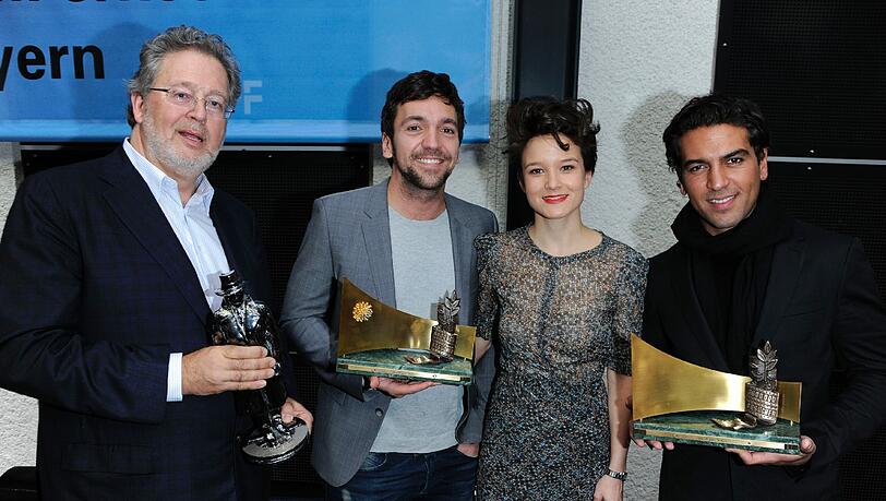 Der Schauspieler Elyas M'Barek mit seinen Kollegen und dem Preis "Goldene Leinwand mit Stern" für seinen Erfolg mit dem Film "Fack Ju Göhte". Der Schauspieler Elyas M'Barek mit seinen Kollegen und dem Preis "Goldene Leinwand mit Stern" für seinen Erfolg mit dem Film "Fack Ju Göhte".