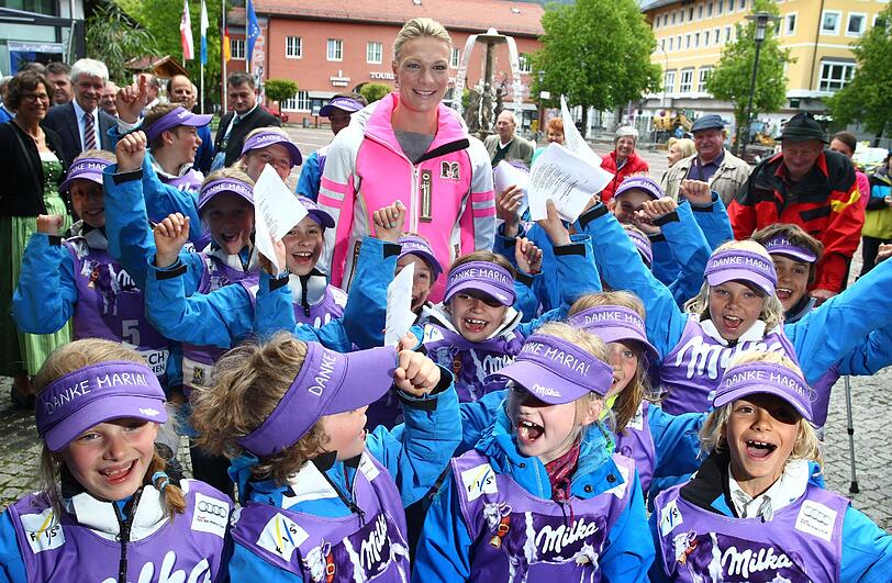 Für den Nachwuchs ist gesorgt: Maria und ihre jungen Fans im Sponsoren-Outfit.