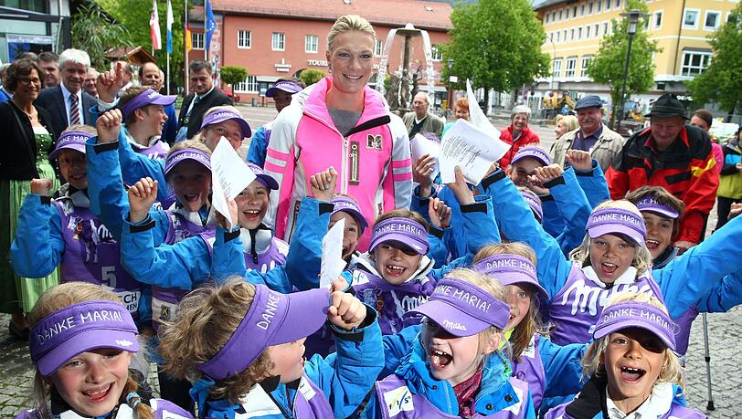 Für den Nachwuchs ist gesorgt: Maria und ihre jungen Fans im Sponsoren-Outfit. Für den Nachwuchs ist gesorgt: Maria und ihre jungen Fans im Sponsoren-Outfit.