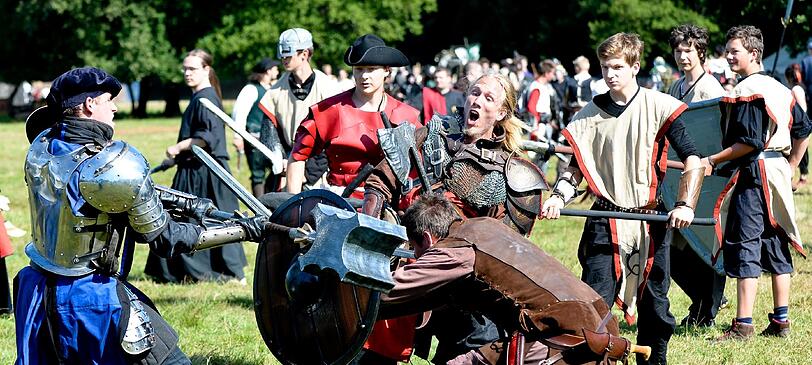 Rund 8000 Menschen treffen sich zum interaktiven Rollenspiel "ConQuest of Mythodea". Sehen Sie hier einige Bilder aus dem Jahr 2013