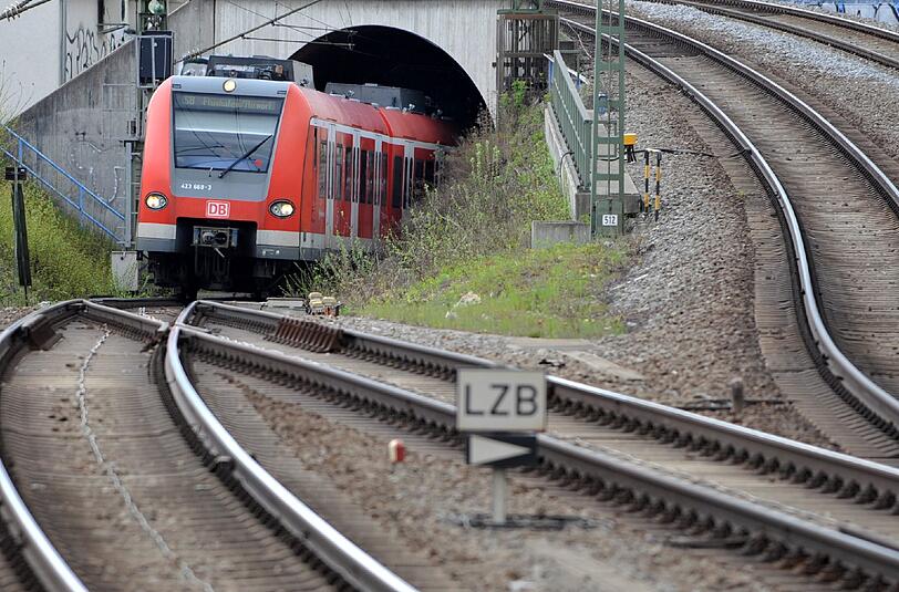 Innenminister Joachim Herrmann (CSU) hat Bahn und Bund aufgefordert, die Planfeststellungsverfahren zügiger voranzutreiben. Der Freistaat will 2015 über den Bau entscheiden, bis dahin müssten alle Verfahren durch sein.