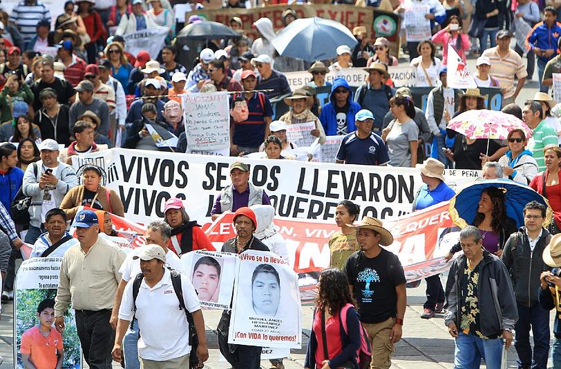 43 Studenten in Mexiko sind tot! Eltern und Angehörige bei einem Gedenk-Marsch