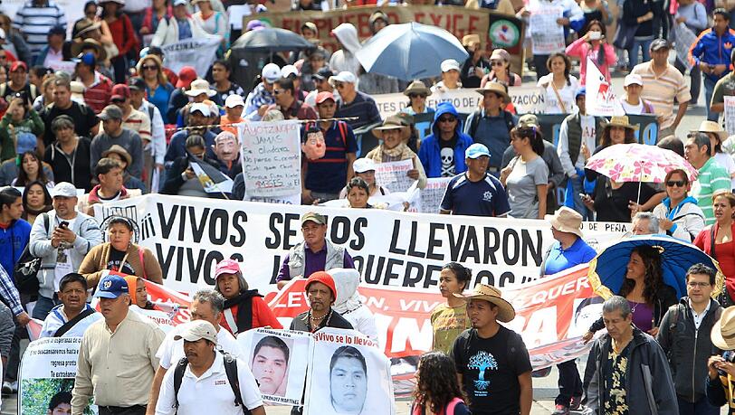 43 Studenten in Mexiko sind tot! Eltern und Angehörige bei einem Gedenk-Marsch 43 Studenten in Mexiko sind tot! Eltern und Angehörige bei einem Gedenk-Marsch