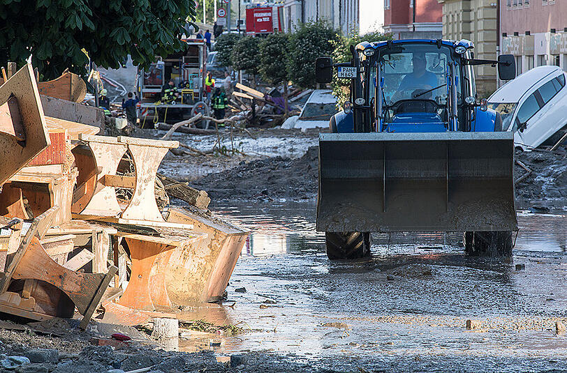 Aufräumen nach dem Hochwasser: Nasser Müll, Schlamm und Wasser soweit das Auge reicht. Die Bilder aus Simbach am Inn, Triftern und weiteren Gemeinden.