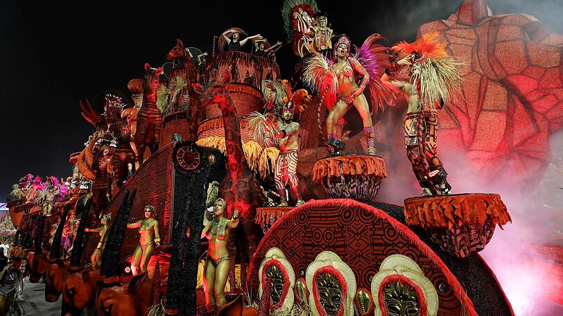 Sao Paulo: Tänzerinnen und Tänzer der Sambaschule Colorado do Bras nehmen an der Karnevals-Parade teil.