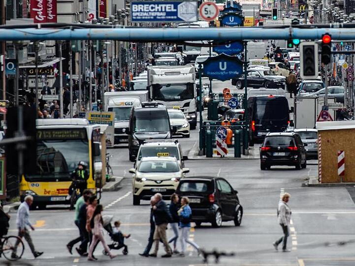 Die Folgekosten sämtlicher Verkehrsmittel haben sich im Jahr 2017 in Deutschland einer neuen Studie zufolge auf rund 149 Milliarden Euro belaufen.
