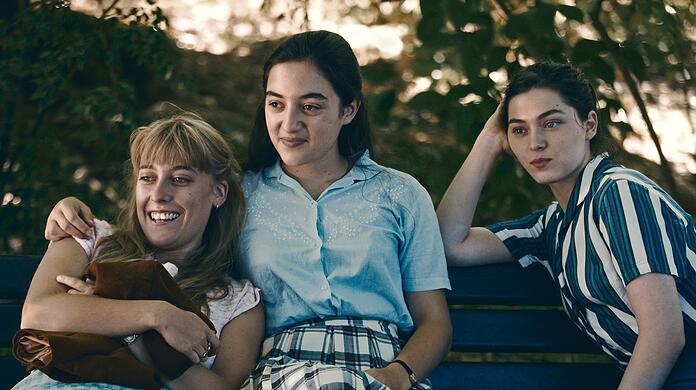 Freundinnen (v.li., Louise Orry-Diquéro, Luana Bajrami und Anne: Anamaria Vartolomei) auf dem Sprung in ein selbstbestimmtes Leben.