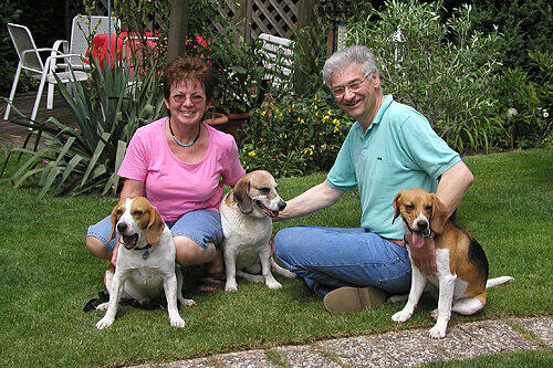 Die Tierfreunde Waltraud und Bernd Schwemmer mit ihren drei Schützlingen Bonny, Sammy und Benny.