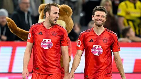 Beim aktuellen Heimtrikot des FC Bayern dominieren die Rottöne. Beim neuen Heimtrikot soll wieder mehr weiß dabei sein.