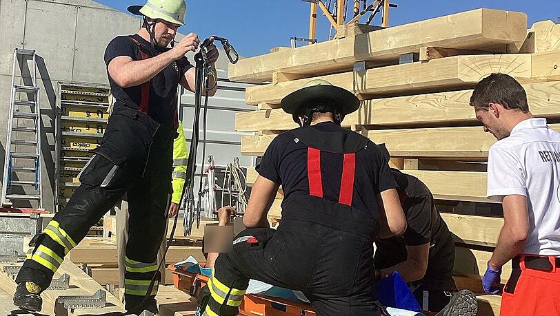 Münchner Feuerwehr rettet Verletzten mit Baustellen-Kran