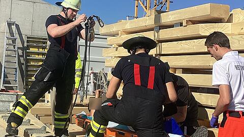 Der Verletzte wurde in die Schleifkorbtrage gelegt und mit dem vorhandenen Kran der Baufirma vom Dach gerettet. Der Verletzte wurde in die Schleifkorbtrage gelegt und mit dem vorhandenen Kran der Baufirma vom Dach gerettet.