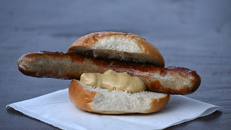 Wann und wo gab es die erste Bratwurst? Eine Urkunde könnte darüber Aufschluss geben. (Archivbild)