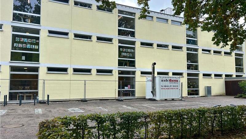 Eigentlich ganz idyllisch gelegen, die Grundschule Krailling, ist aber etwas in die Jahre gekommen. Seit Montag sind die Schüler im Online-Distanzunterricht, weil die Heizung marode, das Wetter zu kalt und das mobile Behelfs-Heizsystem noch nicht in Betrieb ist.