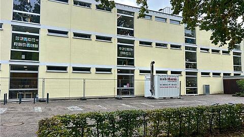 Eigentlich ganz idyllisch gelegen, die Grundschule Krailling, ist aber etwas in die Jahre gekommen. Seit Montag sind die Schüler im Online-Distanzunterricht, weil die Heizung marode, das Wetter zu kalt und das mobile Behelfs-Heizsystem noch nicht in Betrieb ist.