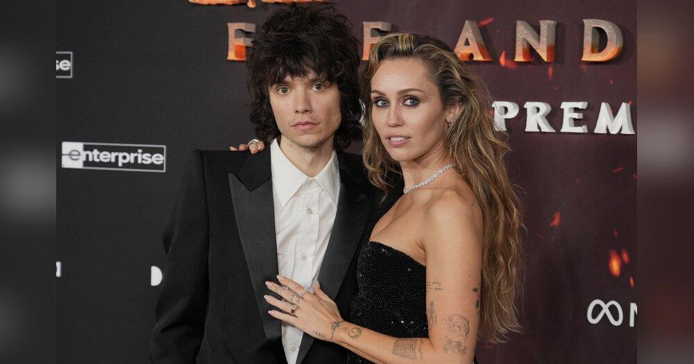 Auftritt-mit-Diamantring-Miley-Cyrus-l-st-Verlobungsger-chte-aus