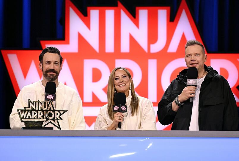Mit "Spa&szlig; in den Backen" und m&auml;chtig Volldampf rein in die elfte Staffel von "Ninja Warrior Germany" (RTL): Urgestein Jan K&ouml;ppen (rechts) mit seinen neuen Moderations-Kollegen Anna Fleischhauer und Wolff Fuss.