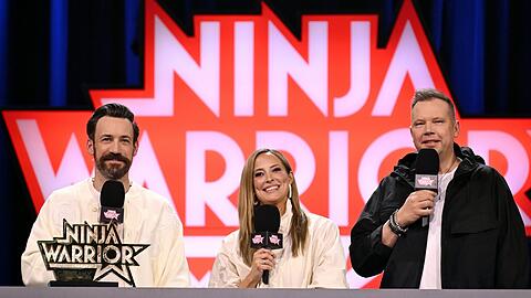 Mit "Spa&szlig; in den Backen" und m&auml;chtig Volldampf rein in die elfte Staffel von "Ninja Warrior Germany" (RTL): Urgestein Jan K&ouml;ppen (rechts) mit seinen neuen Moderations-Kollegen Anna Fleischhauer und Wolff Fuss.