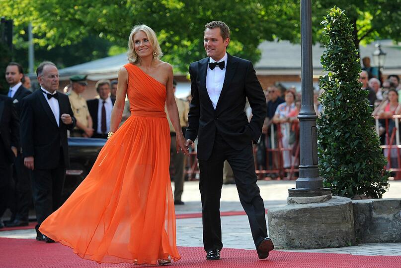 Was für ein Kleid! Im luftig-langen Dress in knalligem Orange...