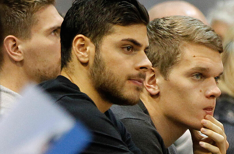 Kevin Volland und Matthias Ginter schauen sich die Basketballer des FC Bayern an. Zu Moderatorin Isabella Müller-Reinhardt sagt er: "Gegen Spanien wird's ein enges Ding"