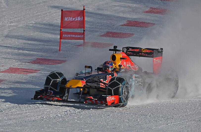 Lautlose Drifts, statt rauchender Gummis: In Kitzbühel fuhr Max Verstappen mit seinem Formel-1-Renner vor malerischer Bergkulisse auf einer Skipiste.