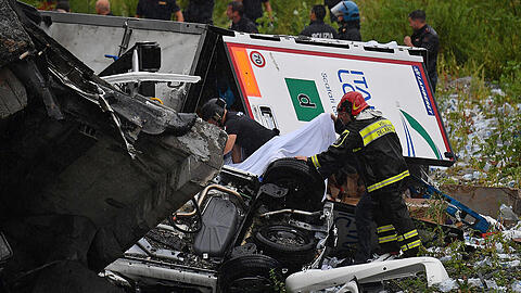 Rettungsarbeiten unter den Trümmern der eingestürzten Morandi-Autobahnbrücke.