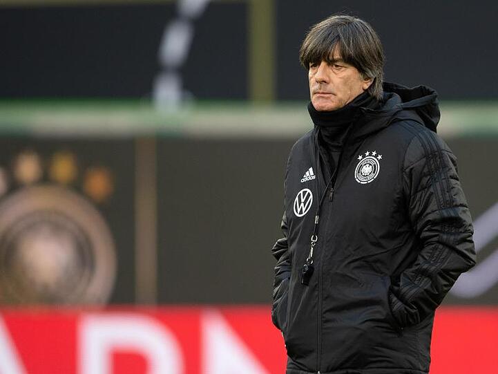 Deutschlands Bundestrainer Joachim Löw beobachtet das Training der Nationalspieler vor dem Aufeinandertreffen mit Serbien.