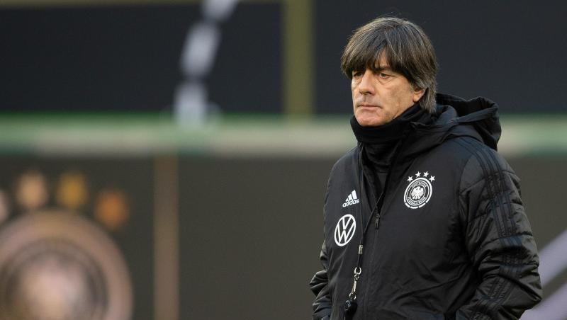 Deutschlands Bundestrainer Joachim Löw beobachtet das Training der Nationalspieler vor dem Aufeinandertreffen mit Serbien. Deutschlands Bundestrainer Joachim Löw beobachtet das Training der Nationalspieler vor dem Aufeinandertreffen mit Serbien.