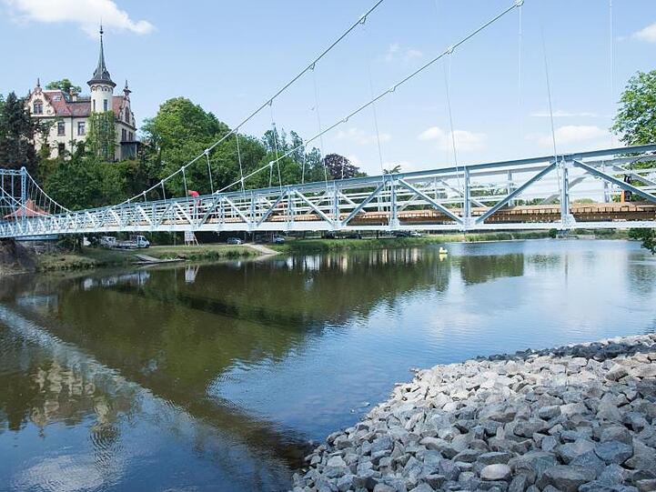 Hängebrücke über der Mulde in Grimma: Ein 24-Jähriger ist nach einem Sprung von dieser Brücke gestorben.