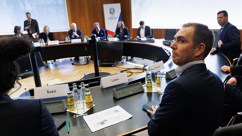 Der frühere Münchner Kapitän Philipp Lahm (r) nimmt an einer Besprechung über die Initiative "#2024undDu!" teil.