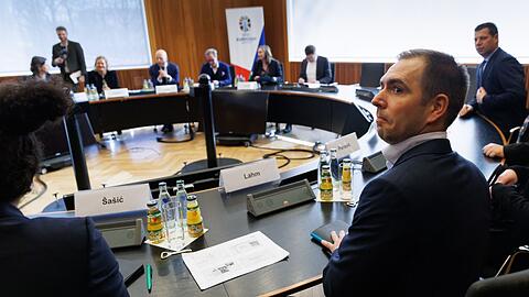 Der frühere Münchner Kapitän Philipp Lahm (r) nimmt an einer Besprechung über die Initiative "#2024undDu!" teil.