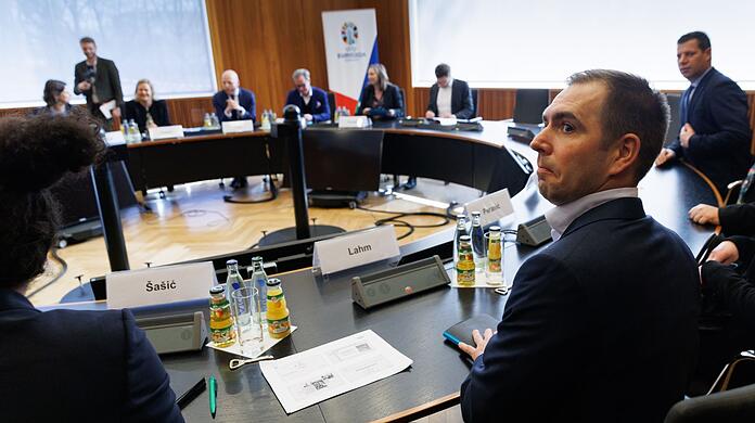 Der frühere Münchner Kapitän Philipp Lahm (r) nimmt an einer Besprechung über die Initiative "#2024undDu!" teil.