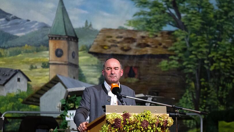Hubert Aiwanger, Bundesvorsitzender der Freien Wähler, spricht beim Mainburger "Gallimarkt" in einem Bierzelt.