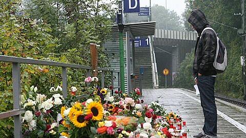 Blumen am Ort des Todes von Dominik Brunner