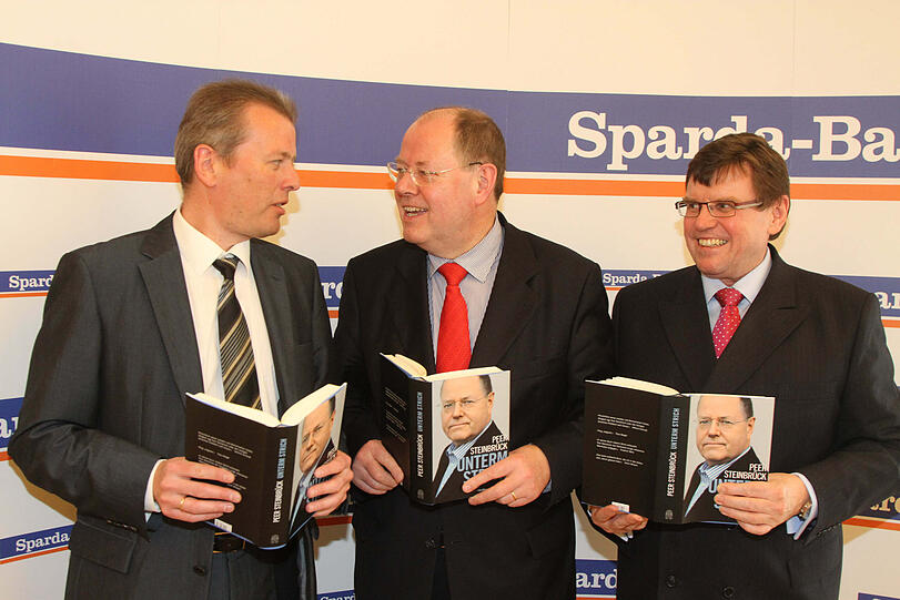 Peer Steinbrück und OB Ulrich Maly kennen sich aus dem SPD-Bundesvorstand. Sparda-Chef Volker Köhler freut sich über das Lob von Steinbrück