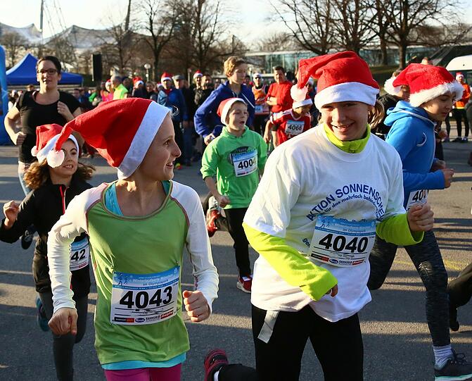 Am Samstag liefen mehr als 1.700 Münchner durch den Olympiapark. Die Bilder vom Nikolauslauf.
