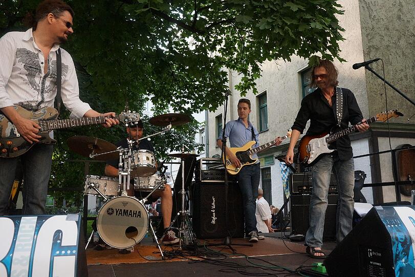 In der Feilitzschstaße spielte die Band Roxxdoxx, am Wedekindplatz traten die Musiker von Big Trouble auf. In der Franzstraße gab's Live-Musik der George Greene&rsquo;s Hotlineband und in der Siegesstraße von der Gruppe Chessboard. Die Beatstones spielten in der Occamstraße.