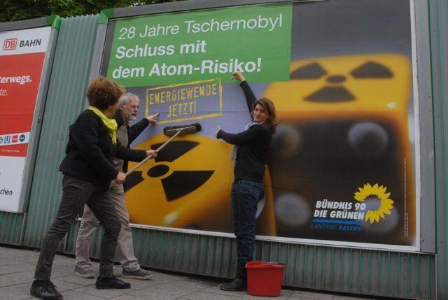 Plakataktion zur Erinnerung an Tschernobyl (v.links): Carmen Oswald-Dullinger, BA-Mitglied, Michael Heeger, Sprecher OV-Giesing und Claudia Stamm.