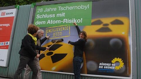 Plakataktion zur Erinnerung an Tschernobyl (v.links): Carmen Oswald-Dullinger, BA-Mitglied, Michael Heeger, Sprecher OV-Giesing und Claudia Stamm.
