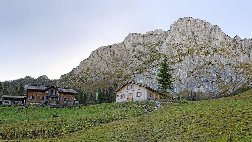 In der Tutzinger Hütte stürzt ein Mann schwer. Jetzt fordert er Schmerzensgeld und Schadenersatz. In der Tutzinger Hütte stürzt ein Mann schwer. Jetzt fordert er Schmerzensgeld und Schadenersatz.
