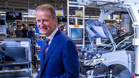 VW-Konzernchef Herbert Diess steht am Montageband in Zwickau für die Produktion des Elektroautos ID.3.