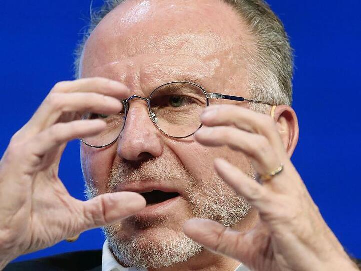 Der Vorstandsvorsitzende vom FC Bayern München Karl-Heinz Rummenigge gestikuliert im Gespräch. Foto: Roland Weihrauch/dpa/Archivbild