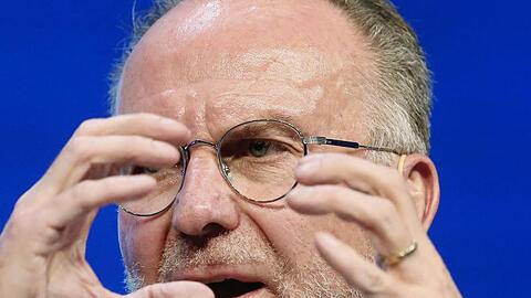 Der Vorstandsvorsitzende vom FC Bayern München Karl-Heinz Rummenigge gestikuliert im Gespräch. Foto: Roland Weihrauch/dpa/Archivbild