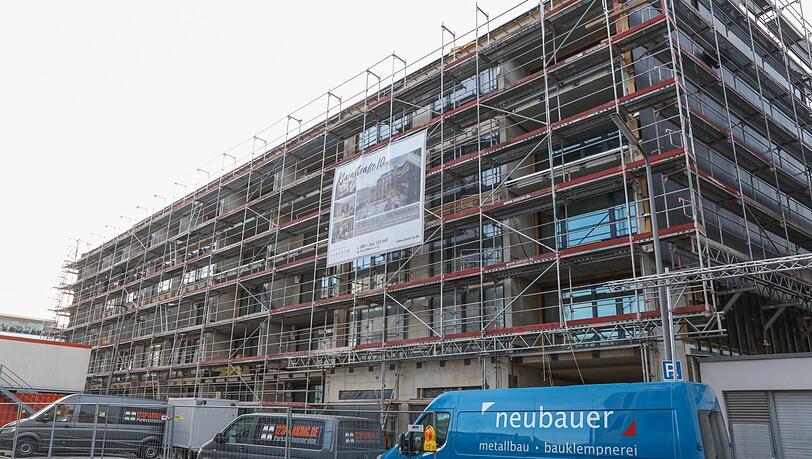 Hier baut die Kirche - beziehungsweise eine Stiftung der Erzdiözese. Im Juni sollen alle 50 neuen Wohnungen fertig sein.