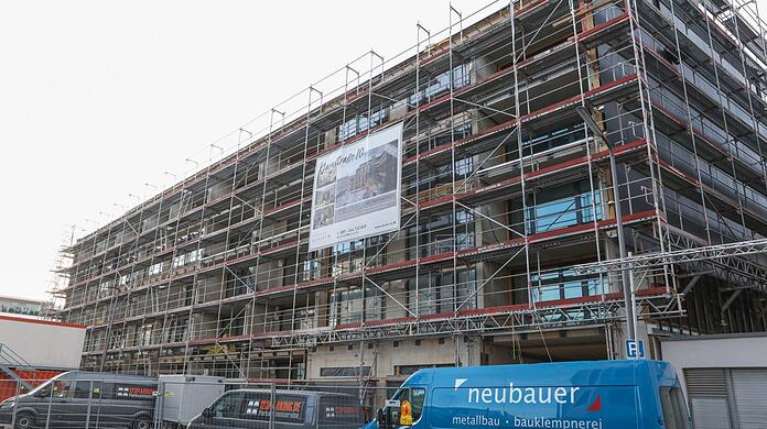 Hier baut die Kirche - beziehungsweise eine Stiftung der Erzdiözese. Im Juni sollen alle 50 neuen Wohnungen fertig sein.