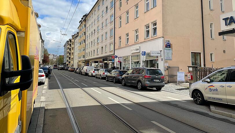 Busse, Lieferverkehr, Schienen, Tempo 50: Das macht es Radlern in der Leonrodstraße momentan nicht leicht.