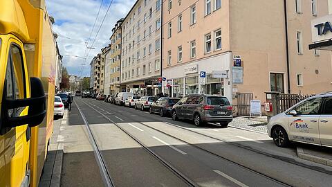 Busse, Lieferverkehr, Schienen, Tempo 50: Das macht es Radlern in der Leonrodstraße momentan nicht leicht.