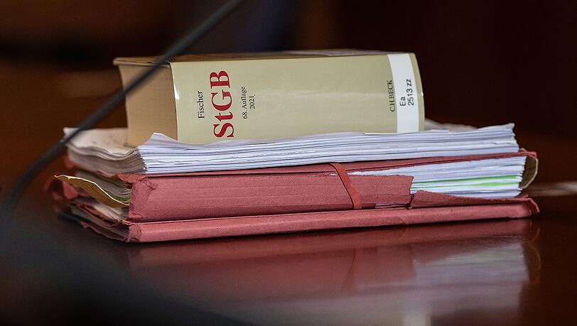 Anstatt ihm das versprochene Marihuana zu liefern, stachen zwei Jugendliche in München auf einen Mann ein – und müssen nun in Haft.
