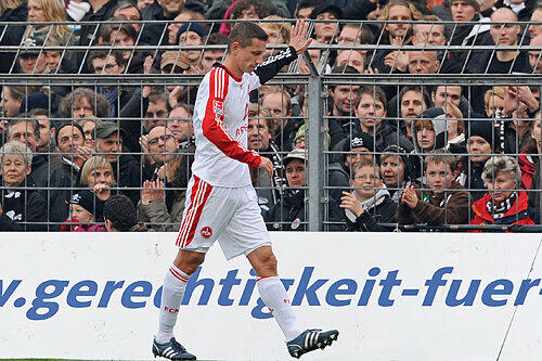 Unfreiwilliger Abgang! Rot-Sünder Marek Mintal verabschiedet sich von den Fans.